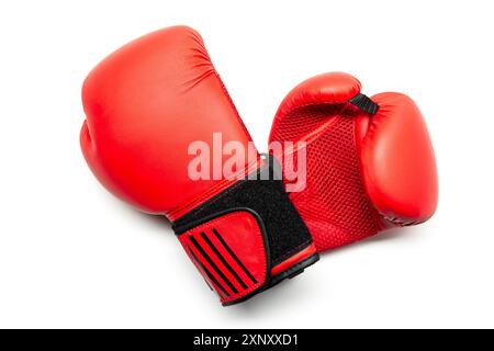 Paar rote Boxhandschuhe isoliert auf weißem Hintergrund. Kampfkonzept. Verspotten Sie sich Stockfoto