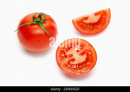 Frische Tomaten und Scheiben isoliert auf weißem Hintergrund Stockfoto