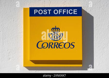 Santiago de Compostela, Spanien. 22. Februar 2020: Correos Schild an der weißen Wand. Correos ist die spanische Post Stockfoto