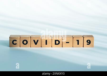 COVID-19 Wort auf Holzdices. Konzept des Coronavirus Outbreak. Kopierbereich Stockfoto