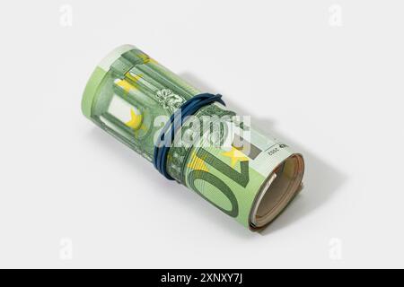 Rolle der Euro-Banknoten mit Gummiband isoliert auf weißem Hintergrund. Geldkonzept Stockfoto