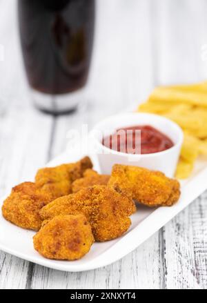 Hausgemachte Chicken Nuggets auf Vintage-Hintergrund (selektiver Fokus, Nahaufnahme) Stockfoto