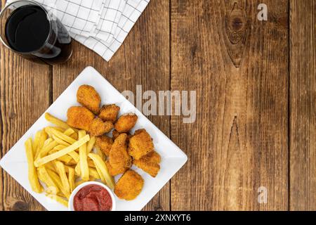 Hausgemachte Chicken Nuggets auf Vintage-Hintergrund (selektiver Fokus, Nahaufnahme) Stockfoto