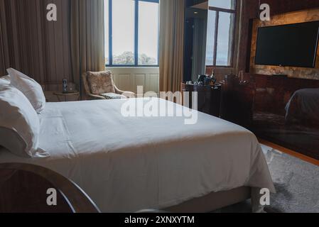 Luxuriöses Hotelzimmer mit Panoramablick und eleganter moderner klassischer Einrichtung Stockfoto