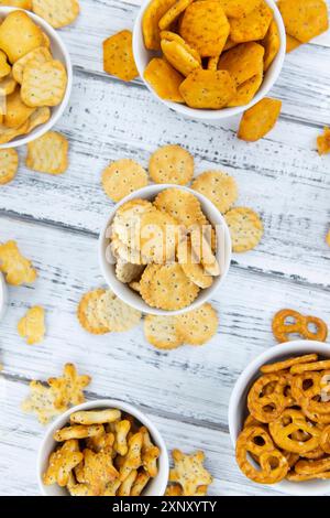 Teil gemischter Snacks (detaillierte Nahaufnahme, selektiver Fokus) Stockfoto