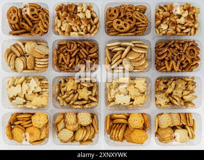 Teil gemischter Snacks (detaillierte Nahaufnahme, selektiver Fokus) Stockfoto