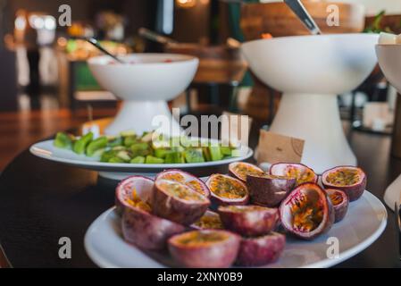 Luxuriöses Buffet mit Passionsfrüchten und Kiwi im gehobenen Speisesaal des Hotels Stockfoto