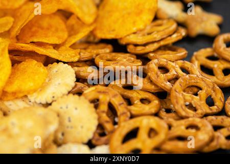 Teil gemischter Snacks (detaillierte Nahaufnahme, selektiver Fokus) Stockfoto