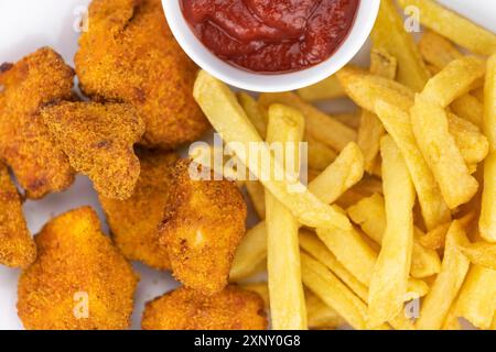 Hausgemachte Chicken Nuggets auf Vintage-Hintergrund (selektiver Fokus, Nahaufnahme) Stockfoto