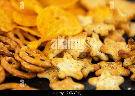 Teil gemischter Snacks (detaillierte Nahaufnahme, selektiver Fokus) Stockfoto