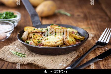 Portion frisch zubereitete gebratene Kartoffeln (selektiver Fokus, Nahaufnahme) Stockfoto