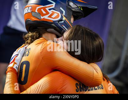 PARIS - Laura Smulders und Merel Smulders nach dem BMX-Finale bei den Olympischen Spielen. ANP REMKO DE WAAL Stockfoto