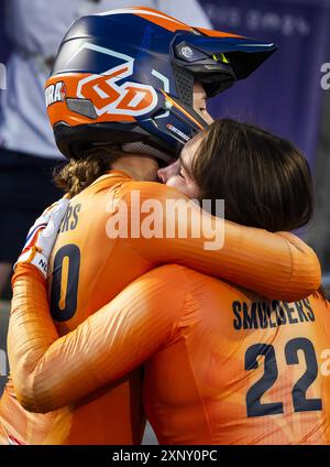 PARIS - Laura Smulders und Merel Smulders nach dem BMX-Finale bei den Olympischen Spielen. ANP REMKO DE WAAL Stockfoto