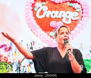 Herne, NRW, Deutschland. August 2024. NRW Stellvertretende Ministerpräsidentin und Wirtschaftsministerin Mona Neubaur auf der Bühne. Cranger Kirmes, Deutschlands zweitgrößter Jahrmarkt (nach dem Münchner Oktoberfest), eröffnet mit dem traditionellen Fassabzapfen, durchgeführt von Bürgermeister Frank Dudda, NRW-Stellvertreterin Mona Neubaur und Othersas sowie Unterhaltung der deutschen Sängerin Vanessa Mai. Cranger Kirmes zieht jährlich rund 4 Millionen Besucher an einem speziellen Ort entlang des Rhein-Herne-Kanals an. Quelle: Imageplotter/Alamy Live News Stockfoto