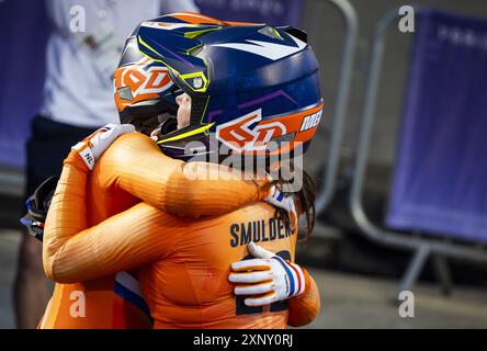 PARIS - Laura Smulders und Merel Smulders nach dem BMX-Finale bei den Olympischen Spielen. ANP REMKO DE WAAL Stockfoto