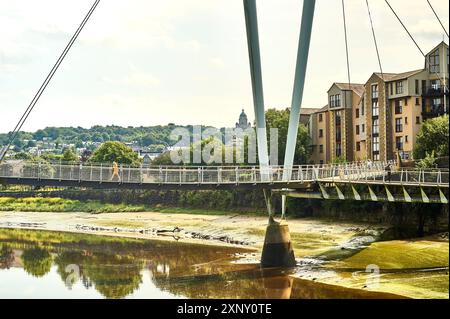 Millennium Bridge über den Fluss Lune bei Lancaster mit dem Ashton'Memorial in der Ferne Stockfoto