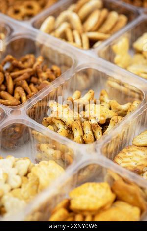 Teil gemischter Snacks (detaillierte Nahaufnahme, selektiver Fokus) Stockfoto