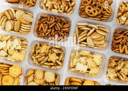 Teil gemischter Snacks (detaillierte Nahaufnahme, selektiver Fokus) Stockfoto