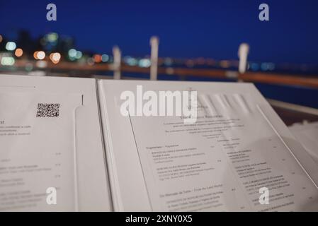 Eleganter Abend im Atlantic Restaurant mit QR-Code-Menü und City Lights Stockfoto