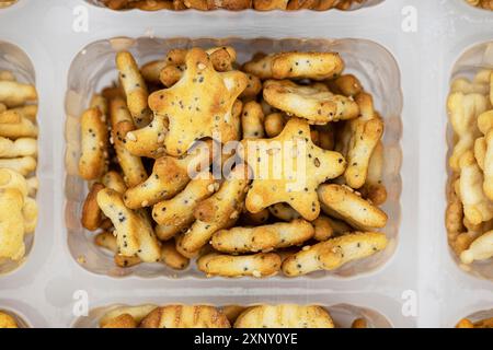 Teil gemischter Snacks (detaillierte Nahaufnahme, selektiver Fokus) Stockfoto