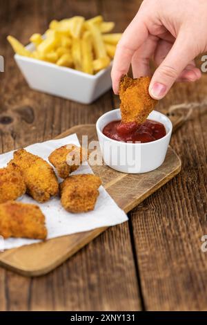 Hausgemachte Chicken Nuggets auf Vintage-Hintergrund (selektiver Fokus, Nahaufnahme) Stockfoto