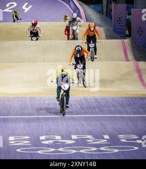 PARIS - Laura Smulders und Merel Smulders in Aktion während des BMX-Finals bei den Olympischen Spielen. ANP REMKO DE WAAL Stockfoto