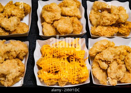 Chicken Nuggets in Papierbehältern gekocht, auf dem Street Food Market Stockfoto