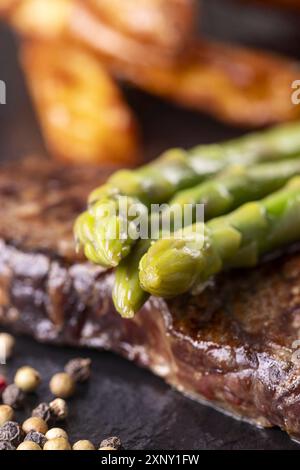 Grüner Spargel auf einem Steak Stockfoto
