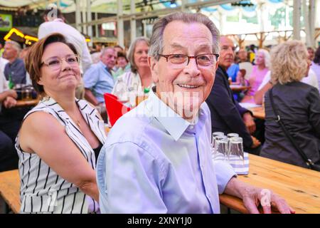 Herne, NRW, Deutschland. August 2024. Franz Müntefering, ehemaliger Bundesminister für Arbeit und Soziales Deutschlands. Cranger Kirmes, Deutschlands zweitgrößter Jahrmarkt (nach dem Münchner Oktoberfest), eröffnet mit dem traditionellen Fassabzapfen, durchgeführt von Bürgermeister Frank Dudda, NRW-Stellvertreterin Mona Neubaur und Othersas sowie Unterhaltung der deutschen Sängerin Vanessa Mai. Cranger Kirmes zieht jährlich rund 4 Millionen Besucher an einem speziellen Ort entlang des Rhein-Herne-Kanals an. Quelle: Imageplotter/Alamy Live News Stockfoto