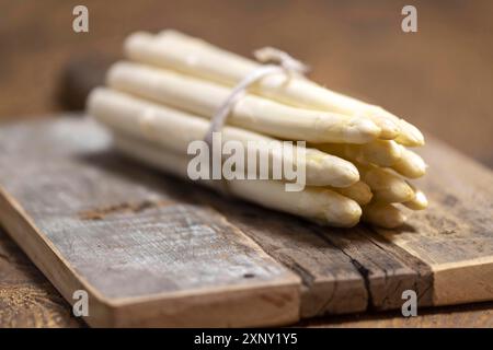 Nahaufnahme des rohen weißen Spargels Stockfoto