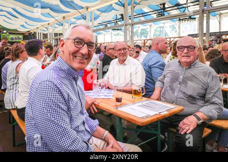 Herne, NRW, Deutschland. August 2024. Regionale und nationale Politiker an ihrem Tisch. Cranger Kirmes, Deutschlands zweitgrößter Jahrmarkt (nach dem Münchner Oktoberfest), eröffnet mit dem traditionellen Fassabzapfen, durchgeführt von Bürgermeister Frank Dudda, NRW-Stellvertreterin Mona Neubaur und Othersas sowie Unterhaltung der deutschen Sängerin Vanessa Mai. Cranger Kirmes zieht jährlich rund 4 Millionen Besucher an einem speziellen Ort entlang des Rhein-Herne-Kanals an. Quelle: Imageplotter/Alamy Live News Stockfoto