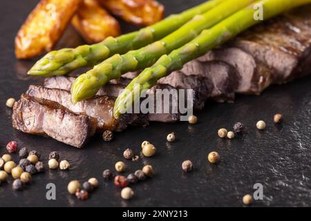 Grüner Spargel auf einem Steak Stockfoto
