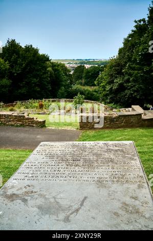 Erhöhter Grabstein mit Blick nach Norden vom Friedhof der Lancaster Priory Stockfoto