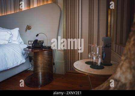 Luxuriöses Hotelzimmer mit modernem Nachtbereich und eleganter Einrichtung Stockfoto