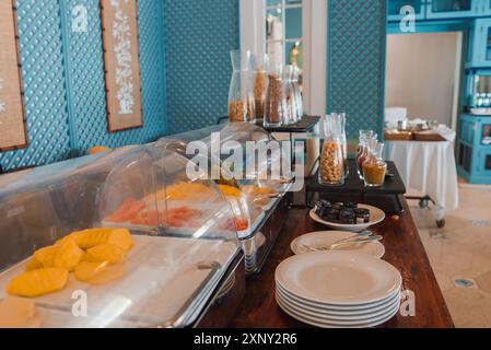 Luxuriöses Frühstücksbuffet im eleganten Hotel mit blauen Steppwänden Stockfoto