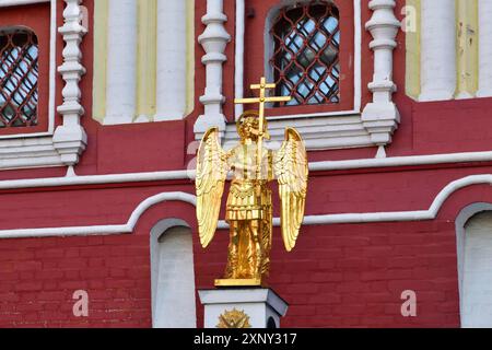 Moskau, Russland, 10. Oktober. 2021. Vergoldete Engelsfigur mit Kreuz auf der Iwerskaja-Kapelle der Auferstehungstore im Kreml Stockfoto