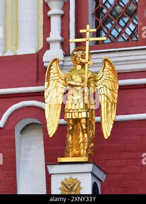 Moskau, Russland, 10. Oktober. 2021. Vergoldete Engelsfigur mit Kreuz auf der Iwerskaja-Kapelle der Auferstehungstore im Kreml Stockfoto