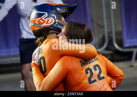 PARIS - Laura Smulders und Merel Smulders nach dem BMX-Finale bei den Olympischen Spielen. ANP REMKO DE WAAL Stockfoto