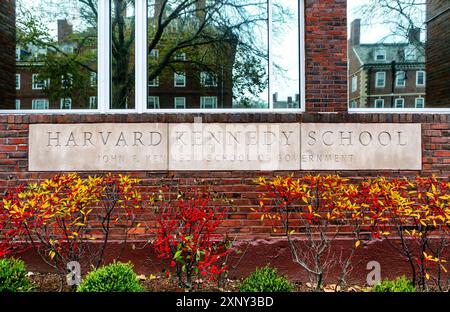 Cambridge, Massachusetts, USA - 27. November 2022: Schild für die Harvard Kennedy School (HKS), offiziell John F. Kennedy School of Government. It Stockfoto