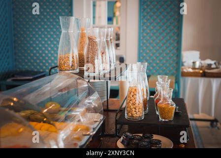 Luxuriöses Frühstücksbuffet mit Müsli und Nüssen in eleganten Glasbehältern Stockfoto