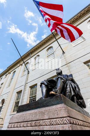 Cambridge, Massachusetts, USA – 13. Mai 2022: John Harvard Monument (um 1884), eine Bronzestatue von John Harvard (1607–1638) von Daniel Chester French. Stockfoto