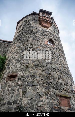 Alter Turm im Schloss Ronneburg mit Balkon an bewölkten Tagen, Blick aus dem niedrigen Winkel, Deutschland, vertikale Aufnahme Stockfoto