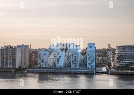 Moderne futuristische Gebäude und Wolkenkratzer der Aarhus Skyline Dänemark mit Meer vor dem Sonnenuntergang Stockfoto