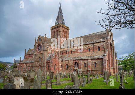 St. Magnus Cathedral in Kirkwall, Schottland während eines bewölkten Tages Stockfoto