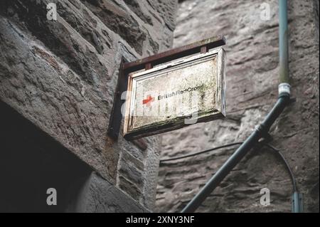 Nahaufnahme BritishRedCross, britisches rotes Kreuzschild auf Shetland Island, niedriger Blickwinkel Stockfoto