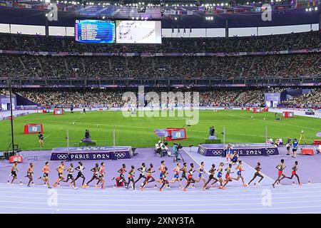 Saint Denis, Frankreich. August 2024. Olympische Spiele, Paris 2024, Leichtathletik, Stade de France, 10.000 m, Männer, die Athleten in Aktion. Quelle: Michael Kappeler/dpa/Alamy Live News Stockfoto