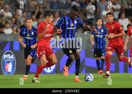 Yann Bisseck (Inter) vereitelt von Pietro Beruatto (Pisa) während Pisa SC vs Inter - FC Internazionale, Freundschaftsfußballspiel in Pisa, Italien, 02. August 2024 Stockfoto