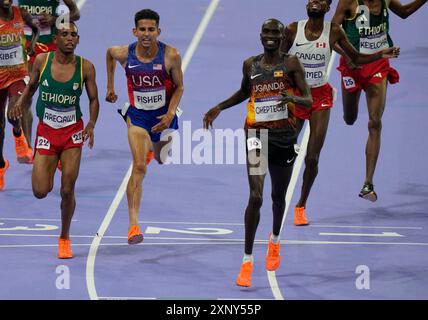 Paris, Frankreich. August 2024. Joshua Cheptegei aus Uganda überquert die Ziellinie und gewinnt die Goldmedaille vor dem Silbermedaillengewinner Berihu Aregawi aus Äthiopien (L) und dem Bronzemedaillengewinner Grant Fisher aus den USA (2. L) im 000 m-Finale der Männer bei den Olympischen Spielen 2024 in Paris, Frankreich, am Freitag, den 2. August, den 2. 2024. Foto: Paul Hanna/UPI Credit: UPI/Alamy Live News Stockfoto