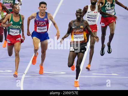 Paris, Frankreich. August 2024. Joshua Cheptegei aus Uganda überquert die Ziellinie und gewinnt die Goldmedaille vor dem Silbermedaillengewinner Berihu Aregawi aus Äthiopien (L) und dem Bronzemedaillengewinner Grant Fisher aus den USA (2. L) im 000 m-Finale der Männer bei den Olympischen Spielen 2024 in Paris, Frankreich, am Freitag, den 2. August, den 2. 2024. Foto: Paul Hanna/UPI Credit: UPI/Alamy Live News Stockfoto