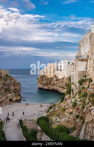 Der Strand von Polignano a Mare mit seinen steilen Klippen Der Altstadt Stockfoto